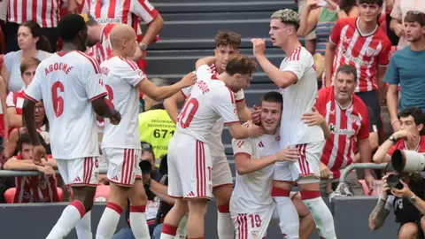 El futbolista del Sevilla Joaquín Martínez Gauna 'Oso' (2d) celebra sus compañeros tras marcarle un gol ante el Athletic de Bilbao durante el partido de LaLiga en el estadio de San Mamés. El futbolista del Sevilla Joaquín Martínez Gauna 'Oso' (2d) celebra sus compañeros tras marcarle un gol ante el Athletic de Bilbao durante el partido de LaLiga en el estadio de San Mamés.