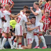 El futbolista del Sevilla Joaquín Martínez Gauna 'Oso' (2d) celebra sus compañeros tras marcarle un gol ante el Athletic de Bilbao durante el partido de LaLiga en el estadio de San Mamés.