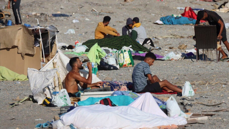 Imagen de archivo de varios migrantes en la playa de El Trampol&iacute;n (Ceuta)