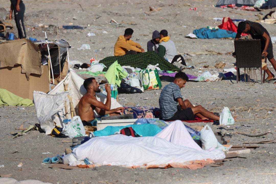 Imagen de archivo de varios migrantes en la playa de El Trampolín (Ceuta) Imagen de archivo de varios migrantes en la playa de El Trampolín (Ceuta)