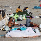 Imagen de archivo de varios migrantes en la playa de El Trampolín (Ceuta)