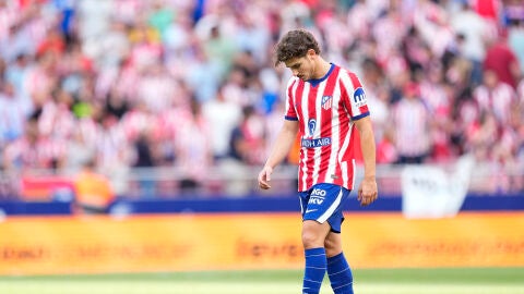 El jugador Julián Álvarez abandona el campo en solitario El jugador Julián Álvarez abandona el campo en solitario