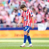 El jugador Julián Álvarez abandona el campo en solitario El jugador Julián Álvarez abandona el campo en solitario