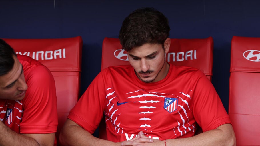 El delantero argentino del Atl&eacute;tico de Madrid, Juli&aacute;n &Aacute;lvarez, en el banquillo momentos antes del partido de LaLiga entre el Atl&eacute;tico de Madrid y el Villarreal