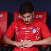 El delantero argentino del Atlético de Madrid, Julián Álvarez, en el banquillo momentos antes del partido de LaLiga entre el Atlético de Madrid y el Villarreal