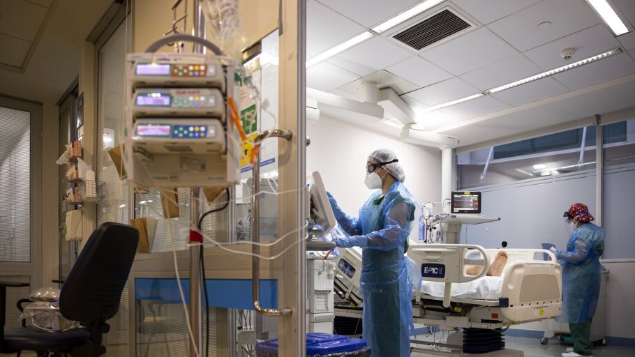 Imagen de archivo de varios sanitarios durante la pandemia de Covid-19