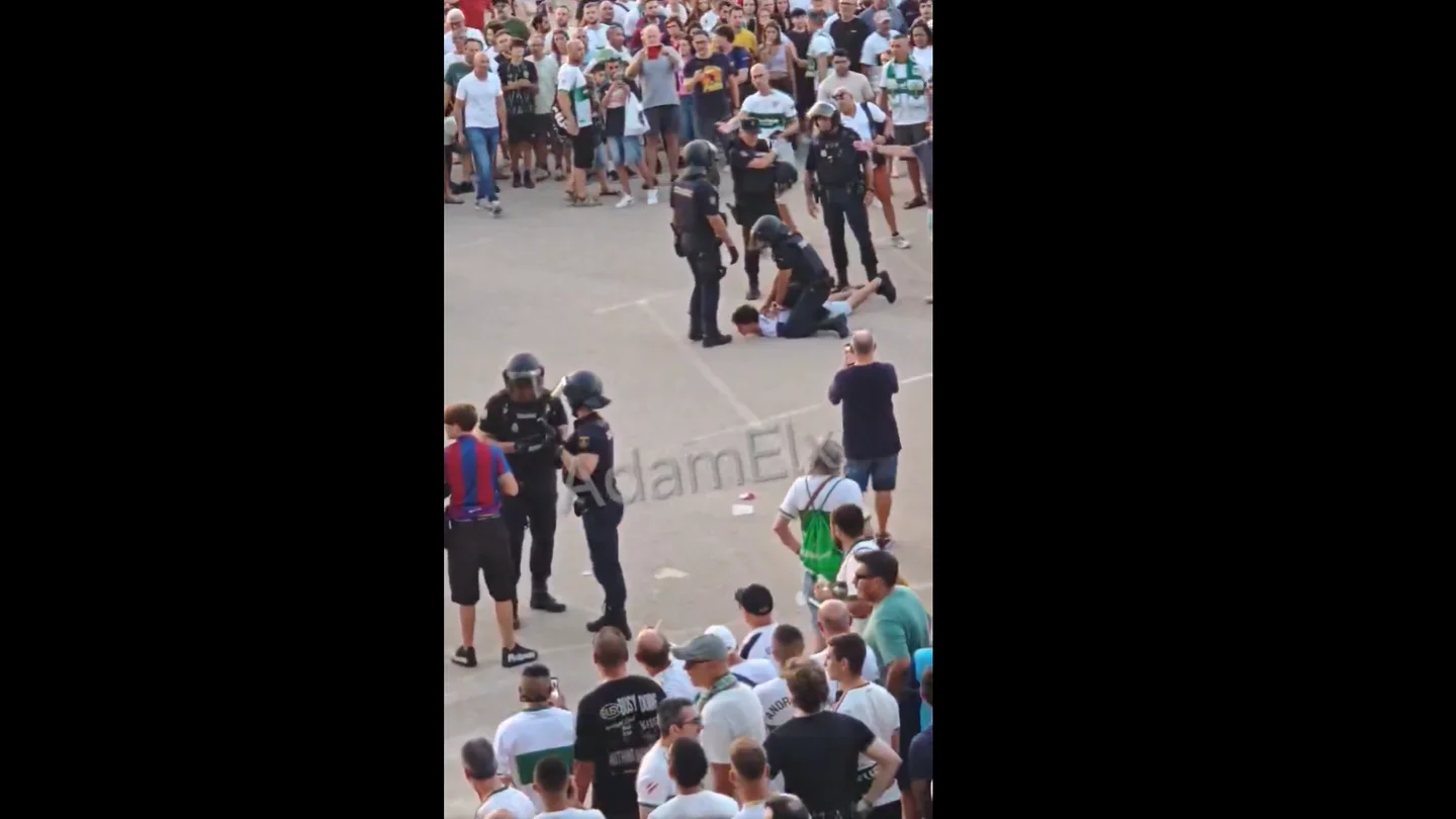 Rufián denuncia la actuación policial contra aficionados del Barça en Elche Rufián denuncia la actuación policial contra aficionados del Barça en Elche