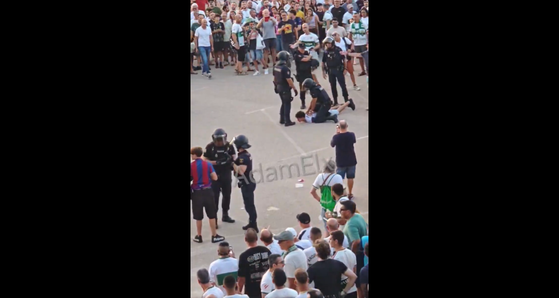 Rufián denuncia la actuación policial contra aficionados del Barça en Elche: "Si no hubiera llevado una estelada no hubiera pasado nada" Rufián denuncia la actuación policial contra aficionados del Barça en Elche: "Si no hubiera llevado una estelada no hubiera pasado nada"