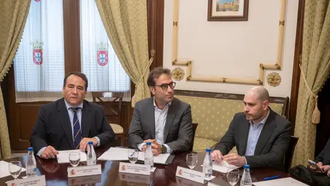 Carlos Cuerpo se reúne con Juan Jesús Vivas en Ceuta Carlos Cuerpo se reúne con Juan Jesús Vivas en Ceuta