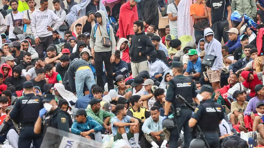 La policía vigila a inmigrantes que continúan viviendo en las inmediaciones de la playa del Trampolín en Ceuta, este viernes. La policía vigila a inmigrantes que continúan viviendo en las inmediaciones de la playa del Trampolín en Ceuta, este viernes.