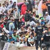 La policía vigila a inmigrantes que continúan viviendo en las inmediaciones de la playa del Trampolín en Ceuta, este viernes. La policía vigila a inmigrantes que continúan viviendo en las inmediaciones de la playa del Trampolín en Ceuta, este viernes.