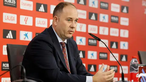 El director deportivo del Sevilla, José Ignacio Navarro, durante la presentación del delantero escocés Robbie Ure y el centrocampista georgiano Giorgi Kochorashvili, como los dos últimos fichajes delequipo, este martes en el estadio Ramón Sánchez-Pizjuán. El director deportivo del Sevilla, José Ignacio Navarro, durante la presentación del delantero escocés Robbie Ure y el centrocampista georgiano Giorgi Kochorashvili, como los dos últimos fichajes delequipo, este martes en el estadio Ramón Sánchez-Pizjuán.