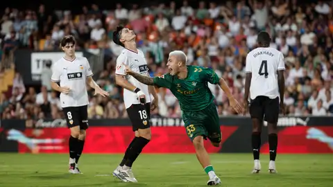 Pablo García y Valles (otra vez) dan tres puntazos al Betis para el pleno Pablo García y Valles (otra vez) dan tres puntazos al Betis para el pleno