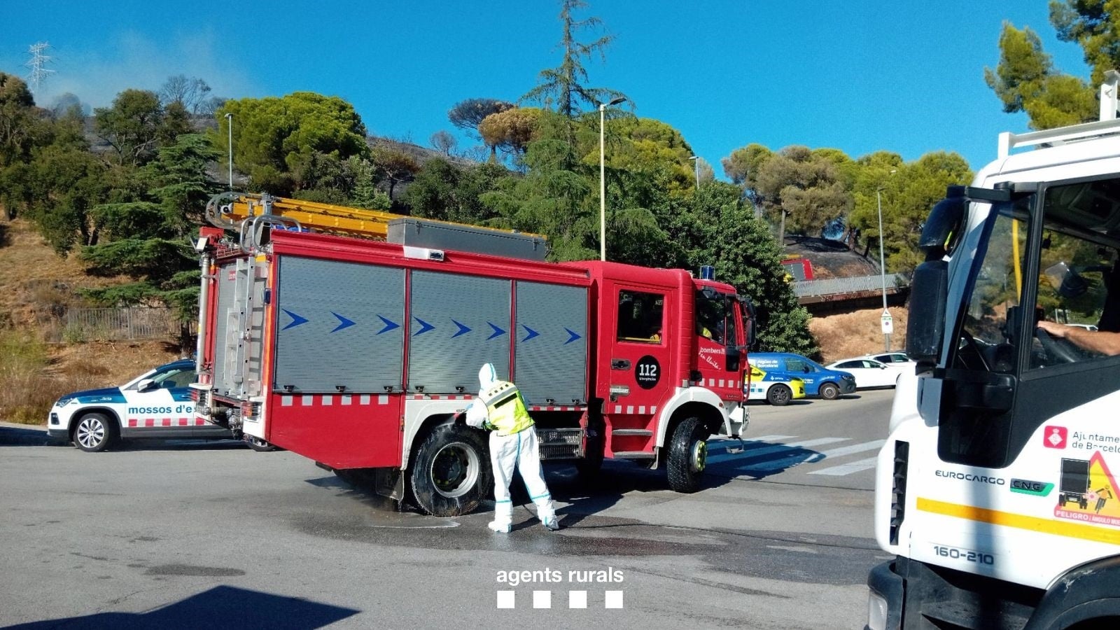 Protección Civil confina dos barrios de Barcelona por un incendio en Collserola Protección Civil confina dos barrios de Barcelona por un incendio en Collserola
