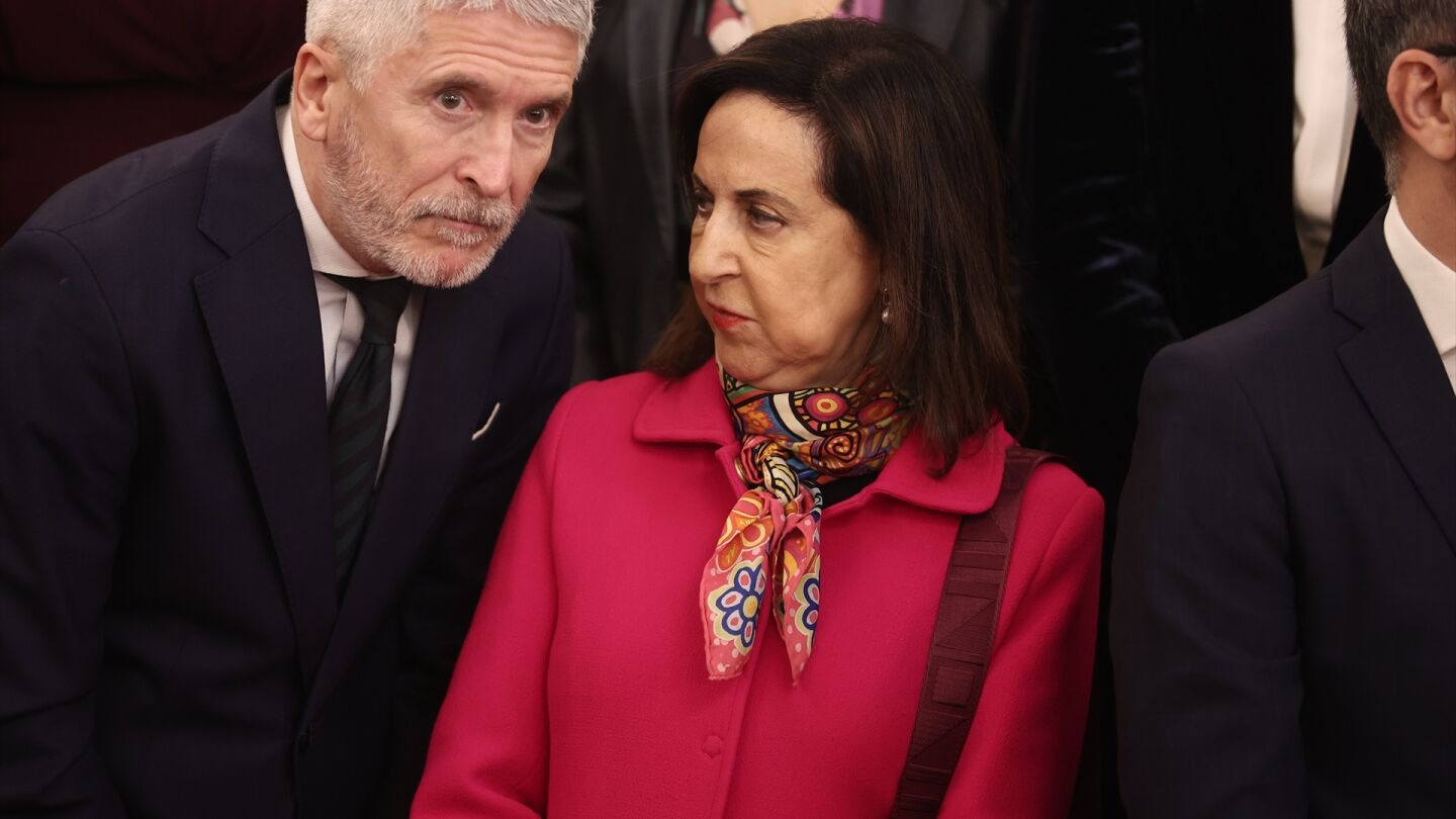 El ministro de Interior, Fernando Grande Marlaska, y la ministra de Defensa, Margarita Robles,