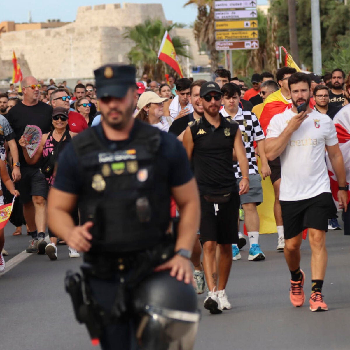 Cientos de manifestantes recorren las calles de Ceuta para protestar contra  la gestión de la crisis por parte del Gobierno | Onda Cero Radio