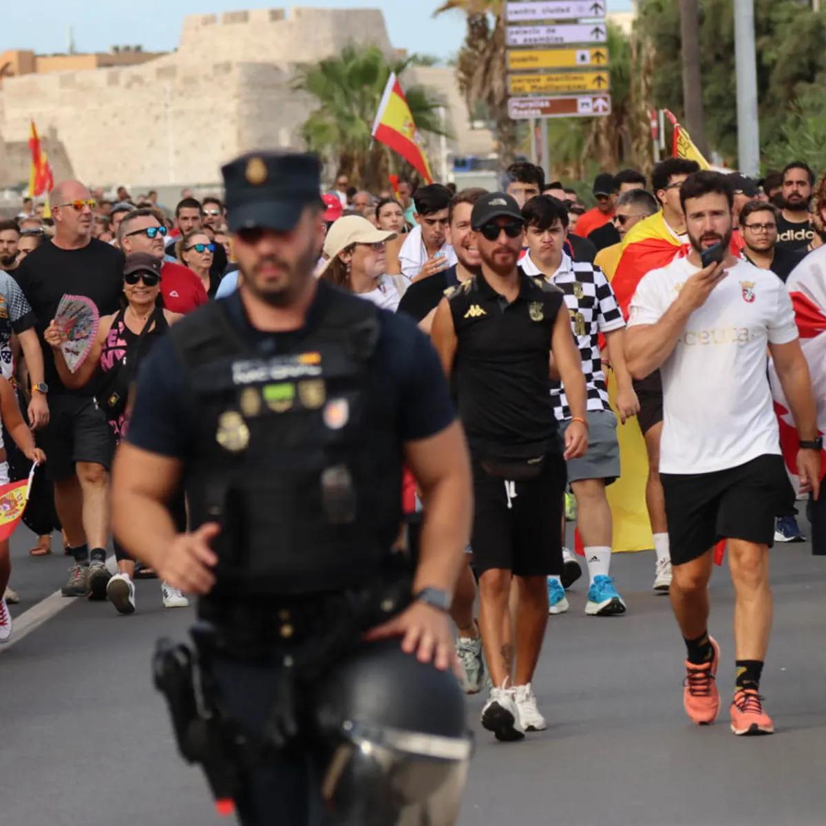 Cientos de manifestantes recorren las calles de Ceuta para protestar contra la gestión de la crisis por parte del Gobierno | Onda Cero Radio