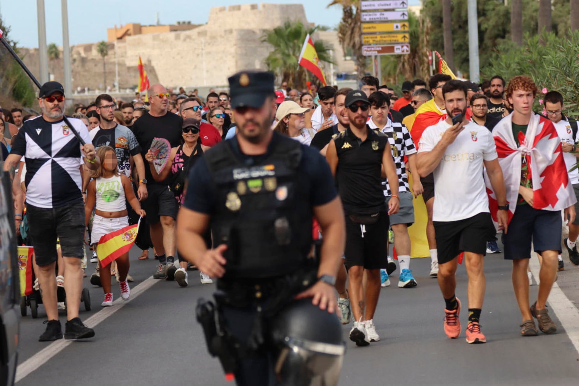 Cientos de manifestantes recorren las calles de Ceuta para protestar contra la gestión de la crisis por parte del Gobierno Cientos de manifestantes recorren las calles de Ceuta para protestar contra la gestión de la crisis por parte del Gobierno