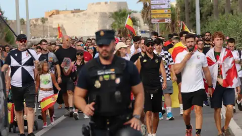 Varios cientos de vecinos de Ceuta han trasladado este martes hasta la plaza de los Reyes, frente a la Delegación del Gobierno de Ceuta Varios cientos de vecinos de Ceuta han trasladado este martes hasta la plaza de los Reyes, frente a la Delegación del Gobierno de Ceuta