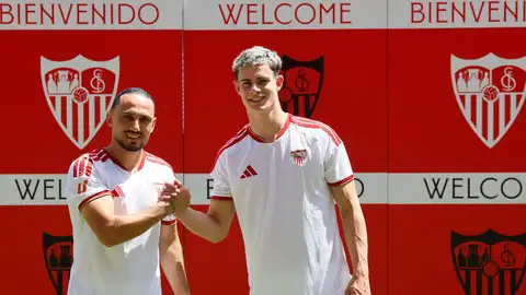 El delantero escocés Robbie Ure (d), junto al centrocampista georgiano Giorgi Kochorashvili (i), durante su presentación como los dos últimos fichajes del Sevilla, este martes en el estadio Ramón Sánchez-Pizjuán. El delantero escocés Robbie Ure (d), junto al centrocampista georgiano Giorgi Kochorashvili (i), durante su presentación como los dos últimos fichajes del Sevilla, este martes en el estadio Ramón Sánchez-Pizjuán.