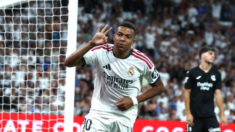 El delantero francés del Real Madrid Kylian Mbappé celebra su tercer gol durante el encuentro correspondiente a la primera jornada de LaLiga que Real Madrid y Real Sociedad