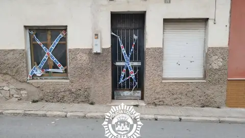 Una vivienda precintada por la Policía Local de Aspe después de evitar su okupación. Una vivienda precintada por la Policía Local de Aspe después de evitar su okupación.