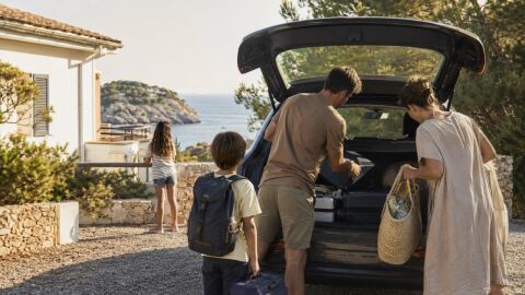 Una família fa les maletes i marxa de l'indret on han passat les vacances d'estiu Una família fa les maletes i marxa de l'indret on han passat les vacances d'estiu