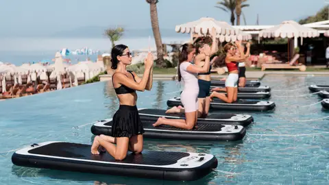 Floating Pilates, la actividad más trendy del verano en la Costa del Sol Ocio