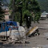 Las aguas de la inundación arrasan Trishuli Bazar tras una riada repentina, en el distrito de Nuwakot, Nepal, el 26 de agosto de 2026.