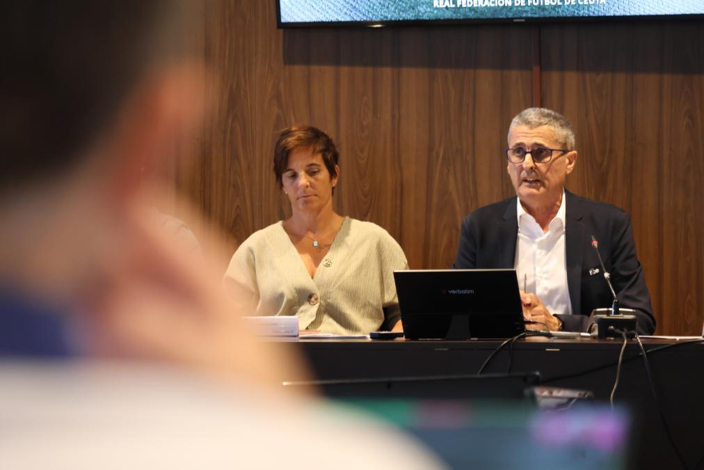 El presidente de la Federación de Fútbol de Ceuta denuncia el "caos total" y teme que los polideportivos queden paralizados El presidente de la Federación de Fútbol de Ceuta denuncia el "caos total" y teme que los polideportivos queden paralizados