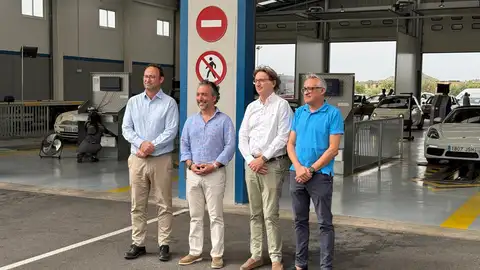 El Conseller de movilidad de Mallorca, Fernando Rubio, junto a otros responsables de la institución insular, en una estación ITV de la isla. El Conseller de movilidad de Mallorca, Fernando Rubio, junto a otros responsables de la institución insular, en una estación ITV de la isla.
