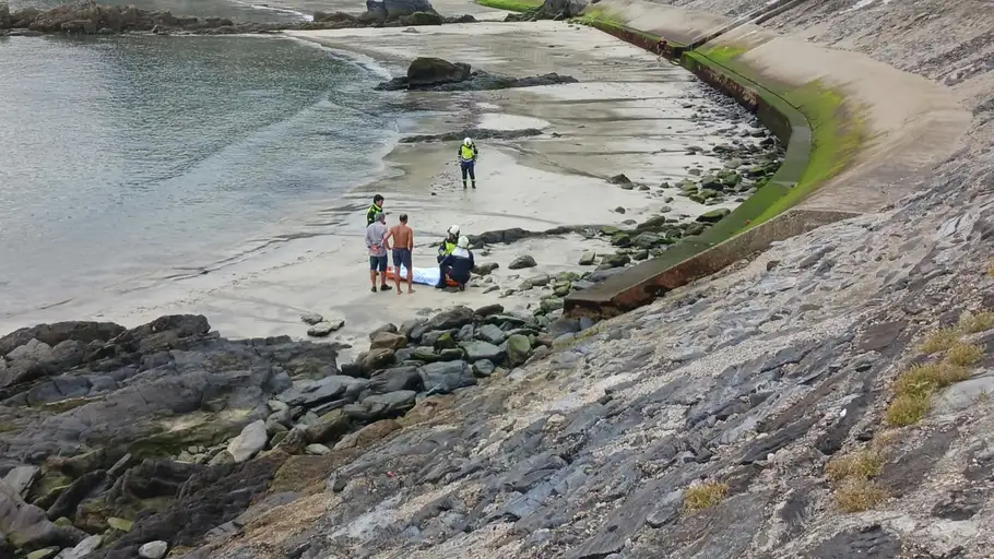 La menor que se precipito en el espigón de Luarca atendida por los equipos de rescate. La menor que se precipito en el espigón de Luarca atendida por los equipos de rescate.