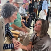 Gimena Llamedo conversa con una persona mayor en Coaña Gimena Llamedo conversa con una persona mayor en Coaña