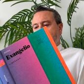 Javier García León leyendo "Mateo. Evangelio liberado"