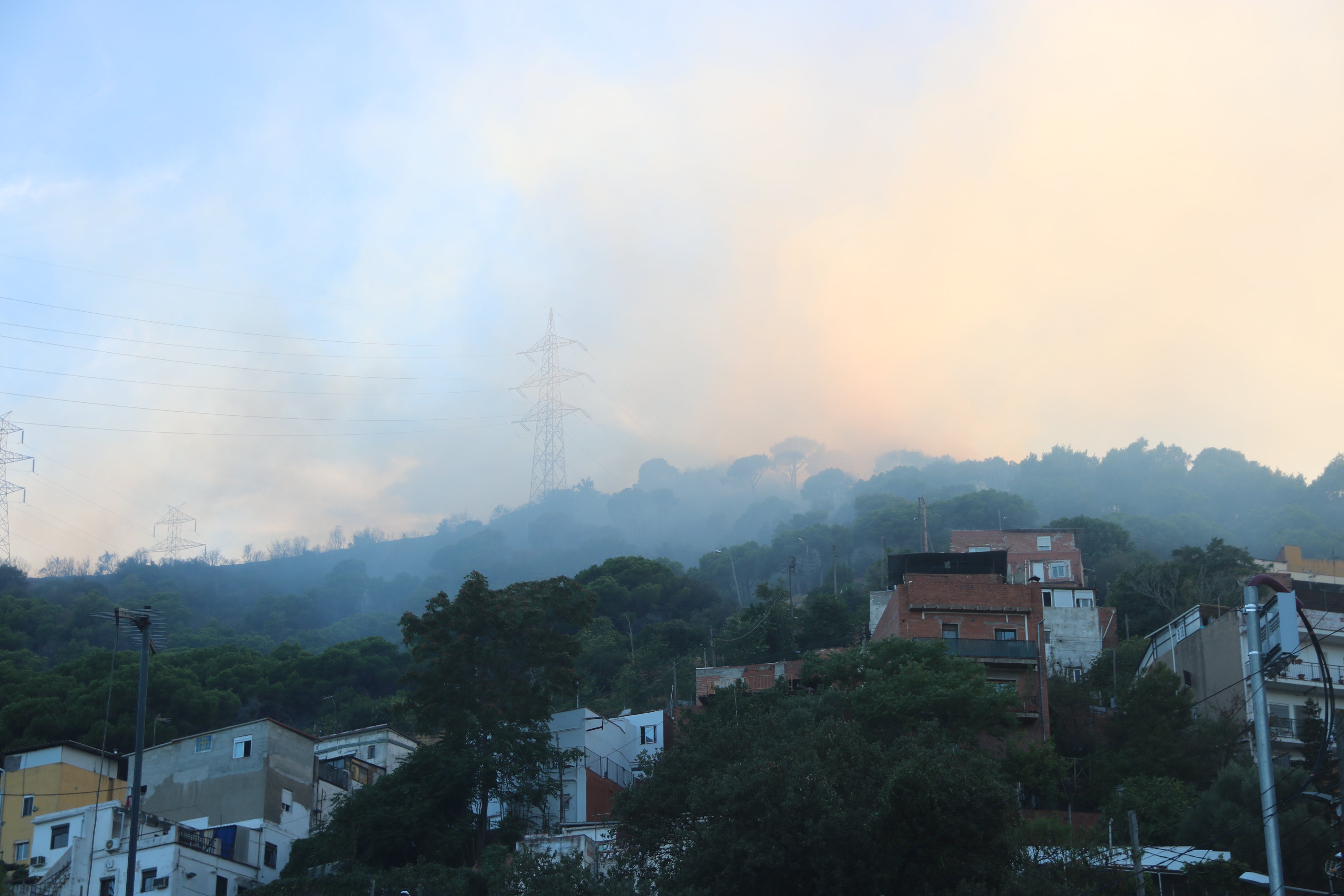 Els Bombers estabilitzen l'incendi de Collserola i s'aixeca el confinament dels veïns Els Bombers estabilitzen l'incendi de Collserola i s'aixeca el confinament dels veïns