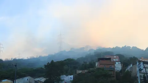 Els Bombers estabilitzen l'incendi de Collserola i s'aixeca el confinament dels veïns Els Bombers estabilitzen l'incendi de Collserola i s'aixeca el confinament dels veïns