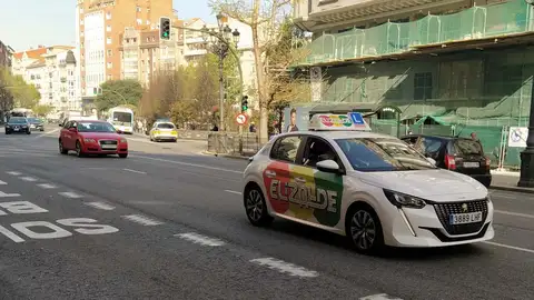 Un coche de autoescuela por el centro de Santander Un coche de autoescuela por el centro de Santander