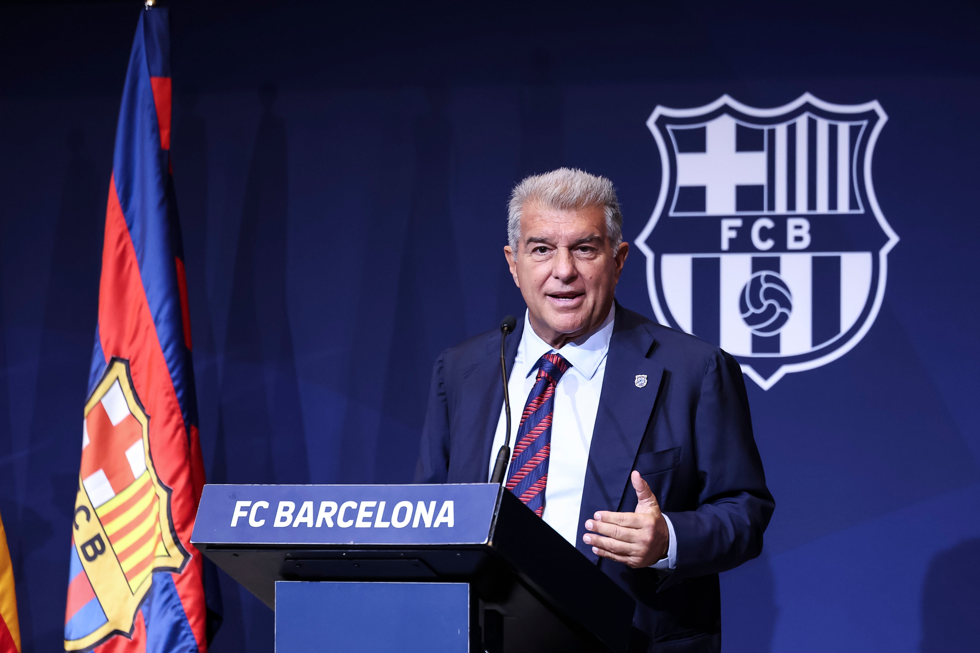 El Barça rechaza homenajear a los campeones del mundo tras la polémica en Elche: "No es el contexto ni el momento apropiado" El Barça rechaza homenajear a los campeones del mundo tras la polémica en Elche: "No es el contexto ni el momento apropiado"