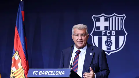 El Barça rechaza homenajear a los campeones del mundo tras la polémica en Elche: "No es el contexto ni el momento apropiado" El Barça rechaza homenajear a los campeones del mundo tras la polémica en Elche: "No es el contexto ni el momento apropiado"