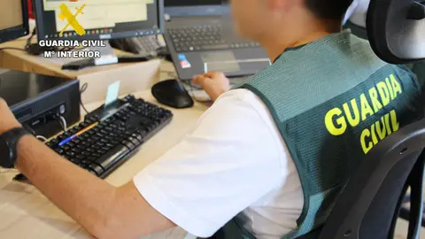 Investigada una castreña por robar una cartera y usar una de las tarjetas para compras online de 900 euros Investigada una castreña por robar una cartera y usar una de las tarjetas para compras online de 900 euros