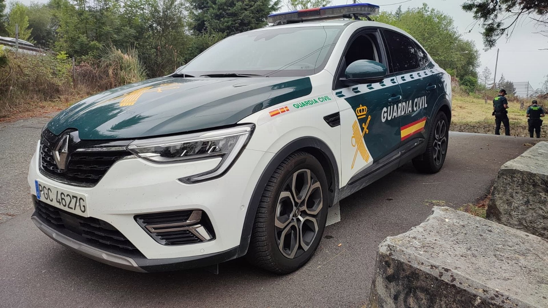 Vehículo y agentes de la Guardia Civil Vehículo y agentes de la Guardia Civil