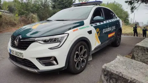 Vehículo y agentes de la Guardia Civil Vehículo y agentes de la Guardia Civil