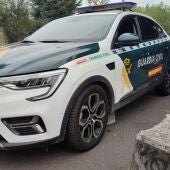 Vehículo y agentes de la Guardia Civil