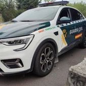 Vehículo y agentes de la Guardia Civil Vehículo y agentes de la Guardia Civil