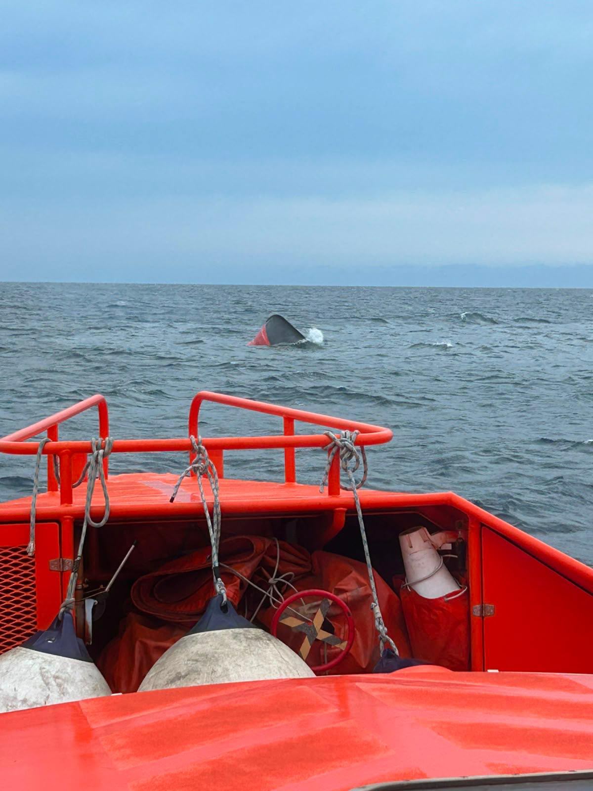 Rescatados los dos tripulantes del pesquero Comillas Tercero tras incendiarse al norte de Castro Urdiales Rescatados los dos tripulantes del pesquero Comillas Tercero tras incendiarse al norte de Castro Urdiales