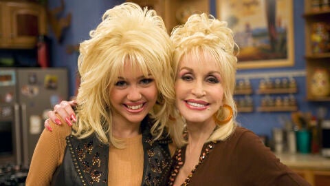 Dolly Parton y Miley Cyrus en el set de 'Hannah Montana'