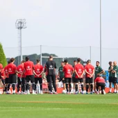 La plantilla del Sporting escucha las órdenes de Larcamón La plantilla del Sporting escucha las órdenes de Larcamón