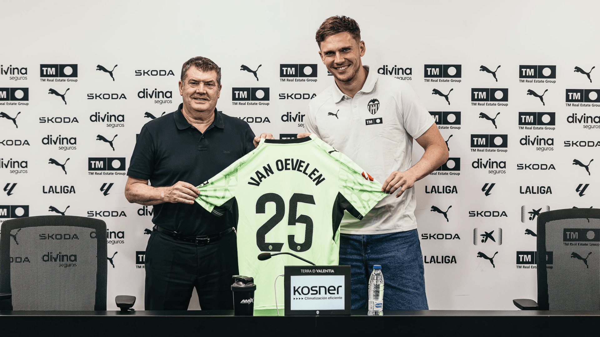 Van Oevelen: "Es un club enorme, con un gran estadio, los aficionados, su afición es fantástica" Van Oevelen: "Es un club enorme, con un gran estadio, los aficionados, su afición es fantástica"