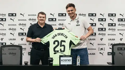 Van Oevelen: "Es un club enorme, con un gran estadio, los aficionados, su afición es fantástica" Van Oevelen: "Es un club enorme, con un gran estadio, los aficionados, su afición es fantástica"