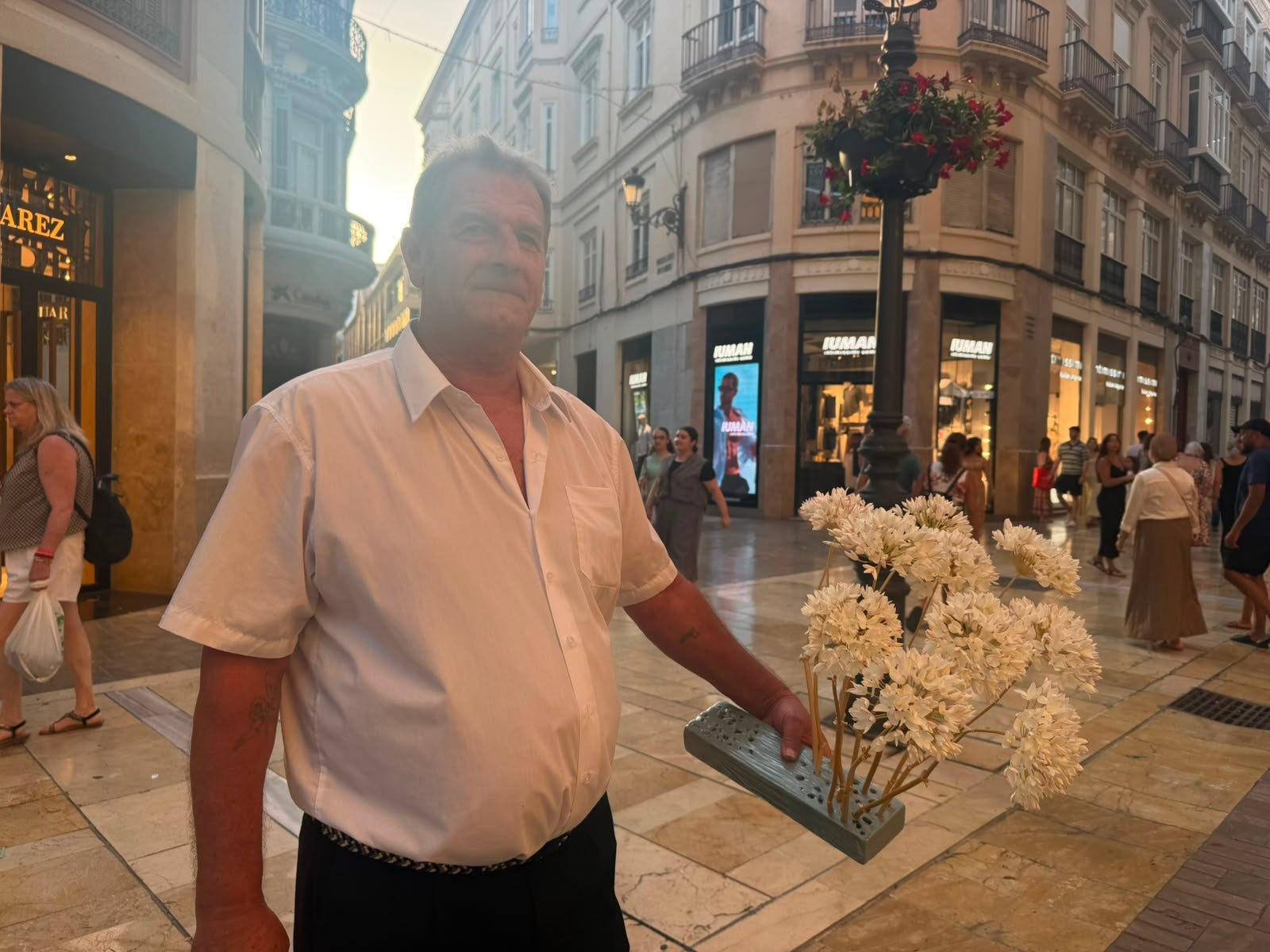 Luis el biznaguero dedicado 25 años al aroma de Málaga: "no veo el relevo generacional" Luis el biznaguero dedicado 25 años al aroma de Málaga: "no veo el relevo generacional"